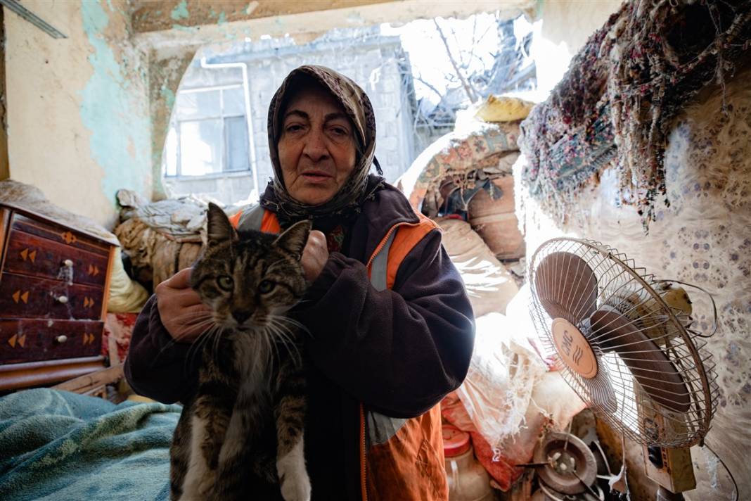 Kedilerini bırakamayan kadın hasarlı evinden ayrılmıyor 5